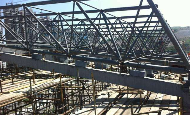 大兴简述网架公司的黑色压型钢板的吊装步履